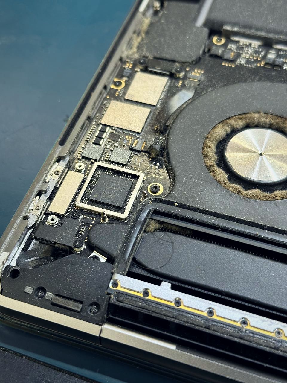 Чистка MacBook от пыли в мастерской Apple Duma