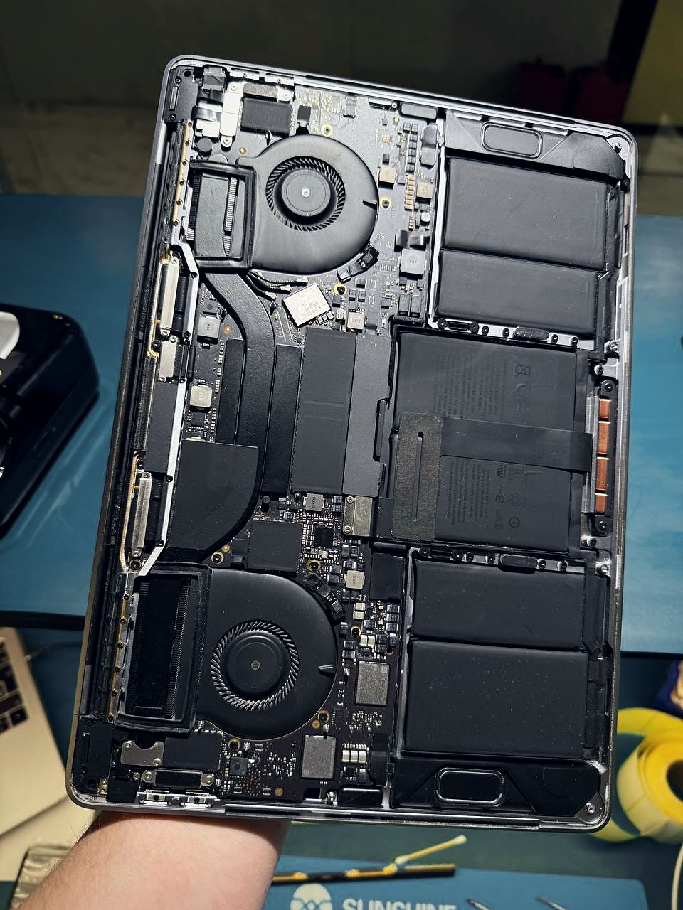 Чистка MacBook от пыли в мастерской Apple Duma
